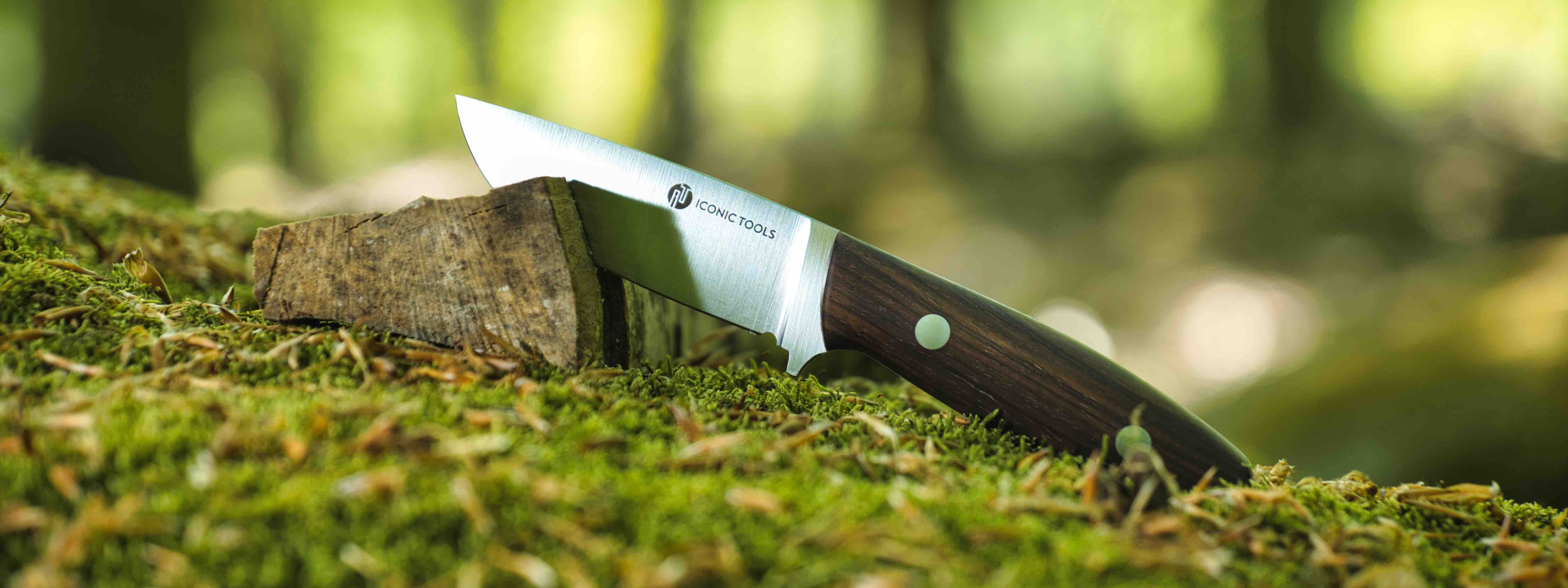 Das Outdoormesser Forma von Iconic Tools im Wald